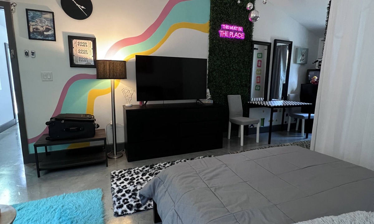 Bearss Plaza Hotel | Pop Culture Luxury Suite Tampa Pool Hot Tub