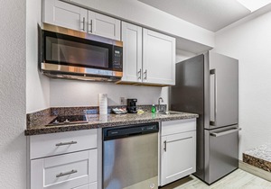 Chandler 2 bd 1 ba immaculate grounds, perfect location with heated pool, downst in Chandler