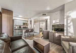 Chandler 2 bd 1 ba immaculate grounds, perfect location with heated pool, downst in Chandler