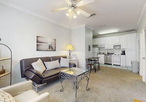 Comfortable condo w/two shared pools & direct beach access in Dauphin Island