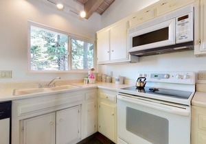 Mammoth Estates 203 Pet-friendly Large Mountain Condo with Wood Burning Fireplace by RedAwning in Mammoth Lakes