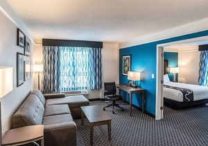 Prime Location! 4 Convenient Units, Pool, Free Parking, Free Breakfast in Phoenix