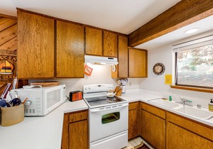 Rustic Condo with Shared Pool & Hot Tub - Walking Distance to Huntington Lake in Lakeshore