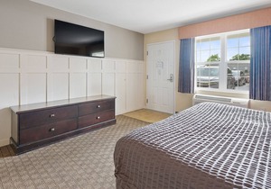 Stay in the Glacier Suite for breathtaking views of Kelleys Island 116 in Kelleys Island