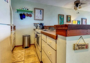 Waterfront condo w/ shared pool & private lanai- steps to shops & restaurants! in Hilo