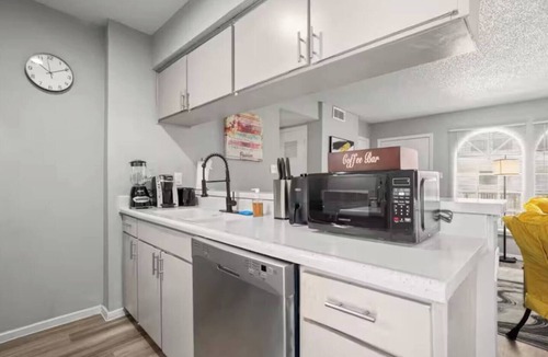 North University Apartment | Bright Stay DT Austin Pecan St. Festival Ready