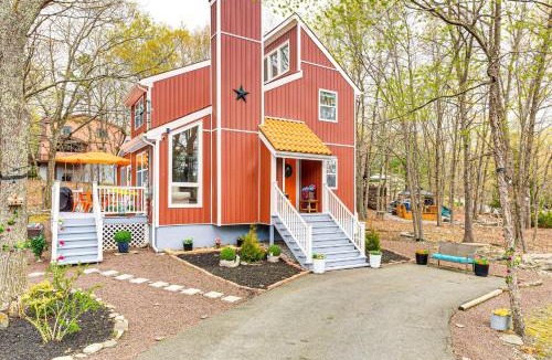 Bushkill House | Deck, Fire Pit & Pool Access at Poconos Retreat!
