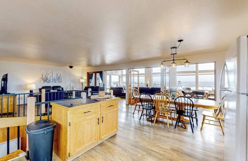 Florence House | Dog-friendly home with amazing ocean & sunset views - walk to Ocean Way Beach