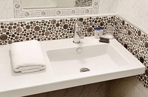 City Centre Dublin Hotel | Experience Irish Cuisine Onsite! Stylish Family Room, Centrally Located!