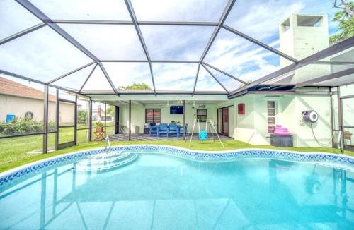 Diplomat House | Kids- Friendly Stay in Cape! Heated Pool- Tesla charger & SPA