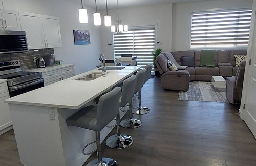Spruce Grove House | Kingsbury Palace-2 Minutes from the Highway-Across from Heavy Metal Place