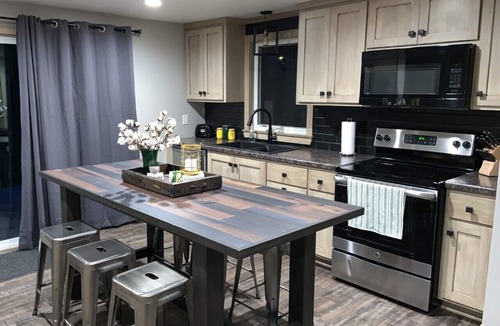 Green Bay House | Lambeau Field View! 3 King Beds & Game Day Ready Party Garage!