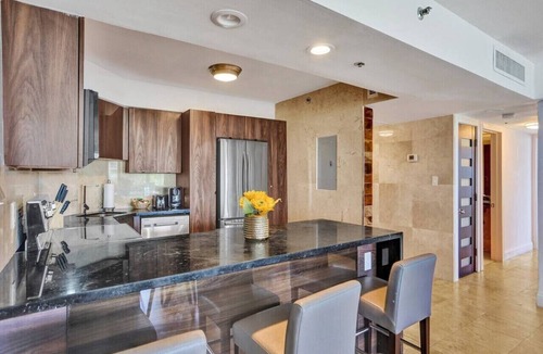 Mid Beach Apartment | Large Oceanfront Miami Beach Gem Beach & Pool 501