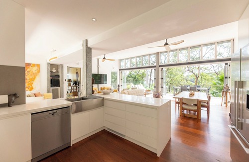 Killcare House | 🌿 Luxury Bush + Beach Retreat | Pool, Cedar Hot Tub & Private Nature Trails