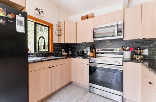 Gold Bar Cabin | Rising Sun Retreat- peaceful riverfront views spa