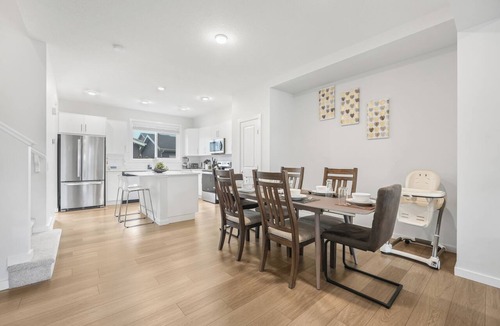 West Edmonton House | Stylish Family Friendly 3 Bedroom Home near WEM With A/C