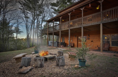 Morganton Cabin | VeryPrivate!5Bed Spacious Lodge❤Reconnect,Hot Tub, FirePit,GameRoom,Pet Friendly