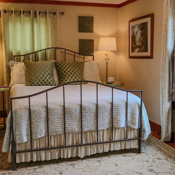 Romantic Inn suite with Air Jet Jacuzzi & private bath in Logan