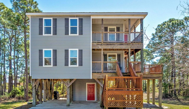100+ 5-STAR Reviews: Family Home 5 Min. Walk to Beach Neighborhood Pool & Tennis in Dauphin Island