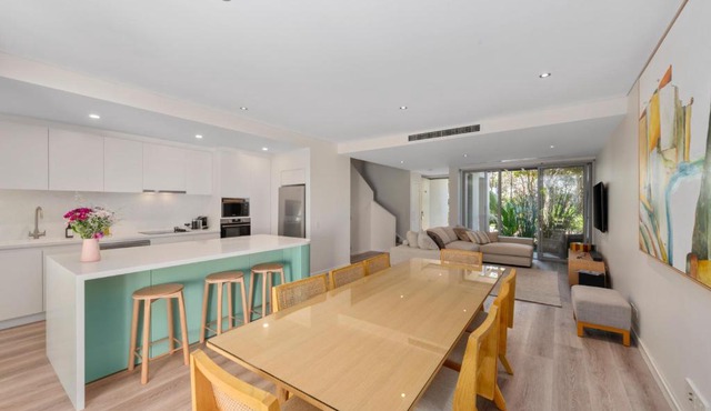 1405 Tranquil Beachside Villa in Magenta