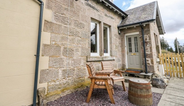 2 STATION COTTAGES, pet friendly, with a garden in Dalwhinnie in Pitlochry