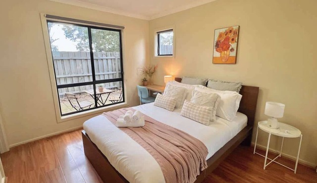 2B2B Parkside Retreat w Bathtub, Work and Relax in Springvale South