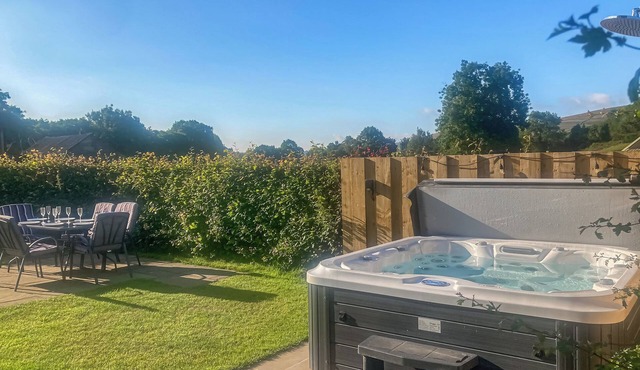3 bedroom accommodation in Thornhill, Hope Valley in Hope Valley