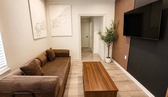 3bdrm Apt next to Airport/Downtown 7 min drive in Chelsea