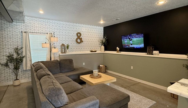 4 bedroom/4.5 bathroom/8 beds/pets/pool table in Maryville