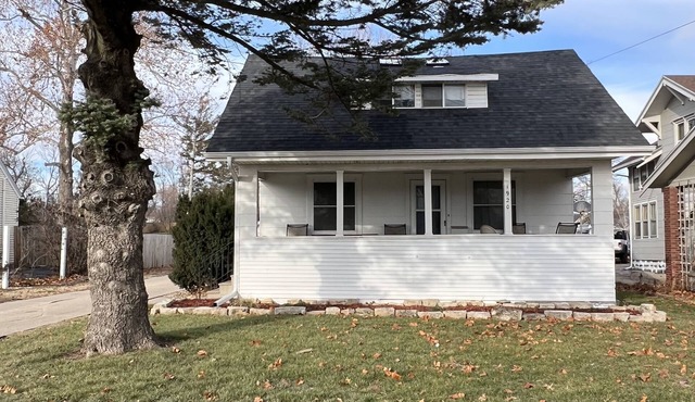 4 Bedroom, 6 Bed, 2 Bathroom 2 Story Spacious Home NW Side of CR in Cedar Rapids