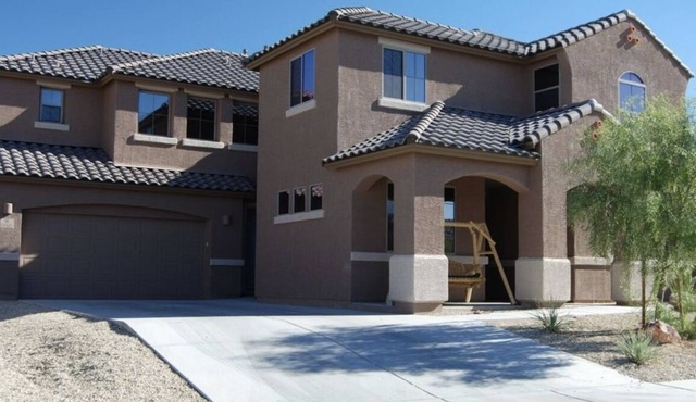 5 BDR 5 BATH home with 4 car garage in Marana