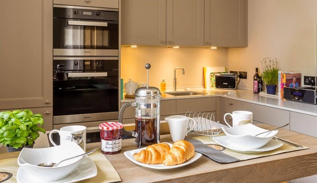 5* reviews - Apt in iconic bldg, Exeter, King Beds, 2 Baths, parking, gym, EV. in Exeter