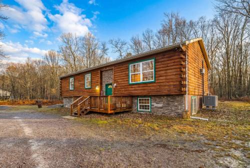 6BR Cabin w Fire Pit Game Room & Basketball in White Haven