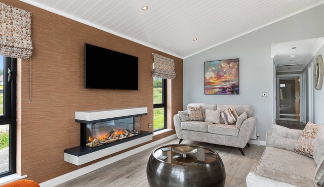 Ael-Y-Bryn - Luxury Lodge, Hot Tub, Three En-Suite Bedrooms in Tenby