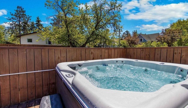 Beach Retreat on Park Point | Hot Tub Fire Pit Beach Access in Duluth