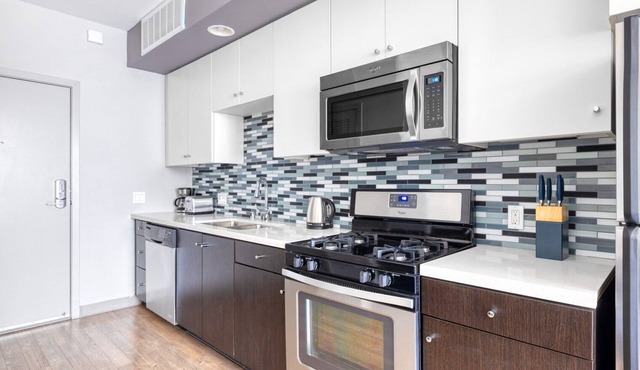 Beautiful Downtown 1BR w/ Gym & Pool, near Staples Center, by Blueground in Los Angeles