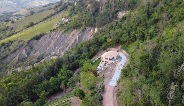 Beautiful private villa with pool, WIFI, hot tub, terrace, pets allowed and panoramic view in Ripatransone