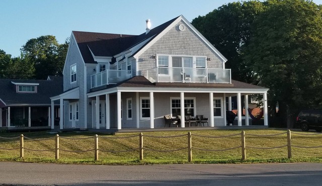 Beautiful water front beach-house in picturesque Victoria-By-The-Sea in Victoria