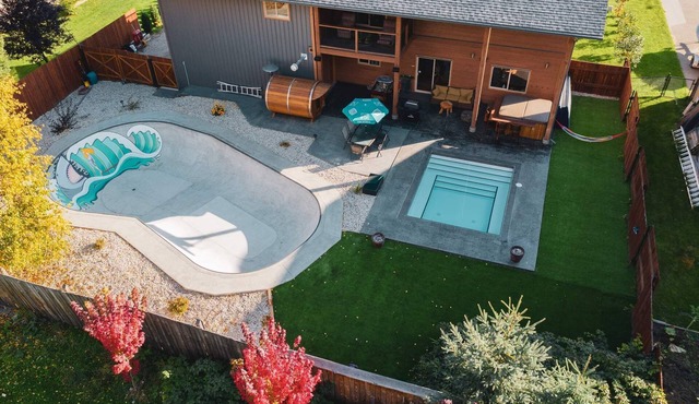 Big Bear Chalet and spa in Revelstoke