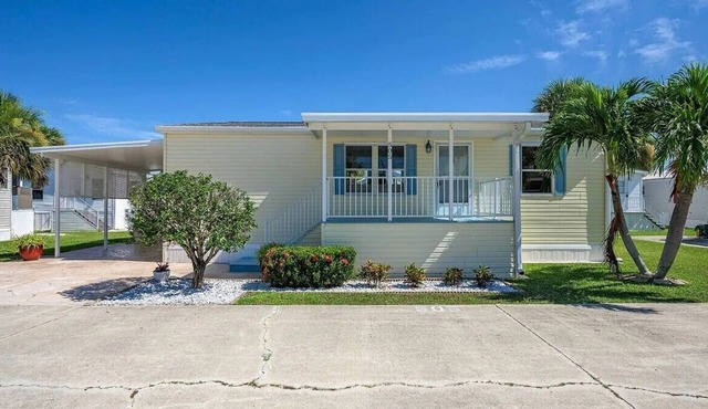 Blue Mitten Beach House – Stylish 2BR/2BA, Pools & 4 Miles to Ft Myers Beach in Fort Myers