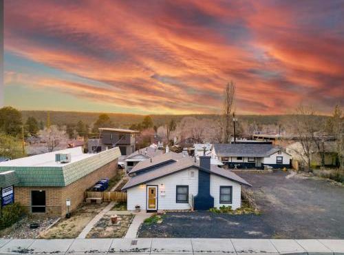 Brews, Pines, & Peaks - Your downtown Flagstaff stay awaits in Flagstaff