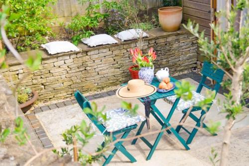 Bright & Beautiful Open Plan Coach House Painswick in Painswick