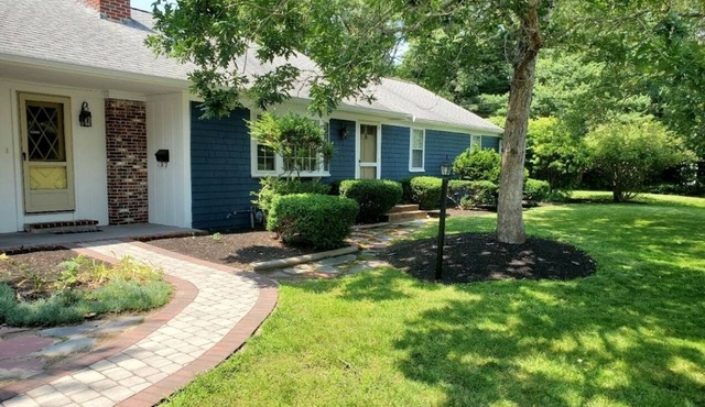 Charming 3-bedroom Pool-house with AC and Wi-Fi in Centerville. in Barnstable