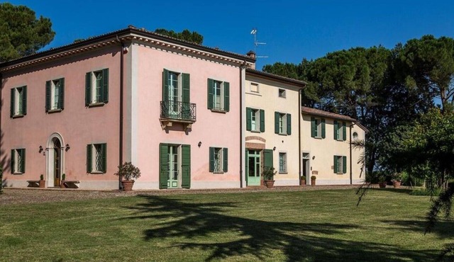 Charming apartment "Quintino" in historical Villa Calanco on the hills of Dozza in Dozza