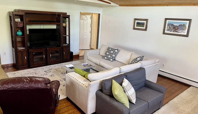 Charming, pet friendly home close to area attractions in beautiful Cody! in Cody