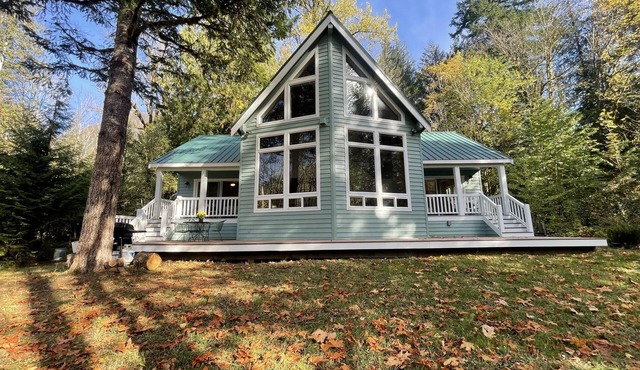 Château Baring Riverfront House with hot tub, EV, near Stevens Pass and hiking! in Baring
