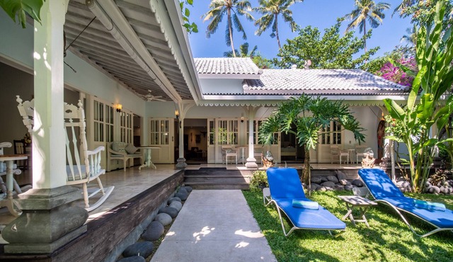 Colonial 2 BR Villa, private access to beach in Candidasa
