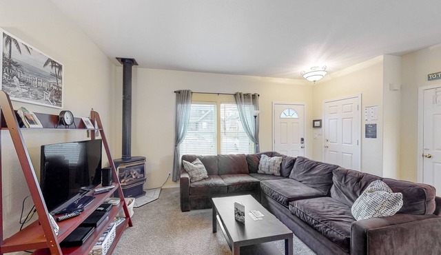 Comfortable home close to beach with deck & game room - close to town in Pacific City