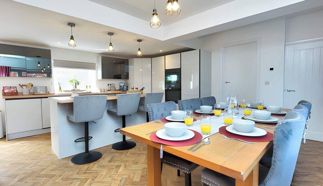 Corner Cottage, Malpas: 4 Bedroom Village House with Parking in Malpas