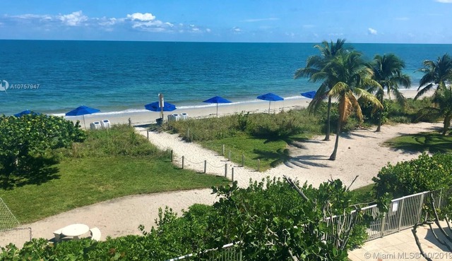 Cozy Key Biscayne Beach Apt with Pool in Key Biscayne